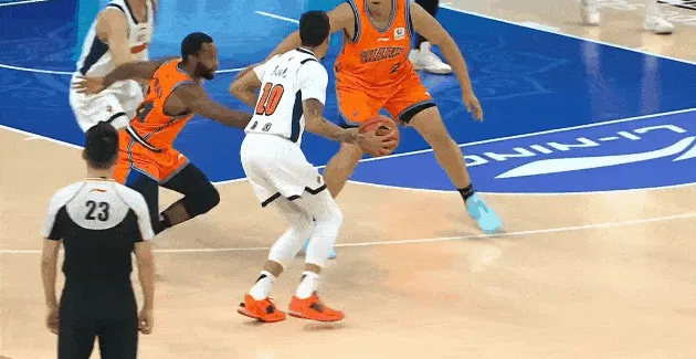 168彩票开奖网_APP下载_彩票查询_彩票走势图_福彩3D_体彩开奖查询_双色球历史查询-王少杰篮下接球被王哲林打到面部，鼻子流血被换下场